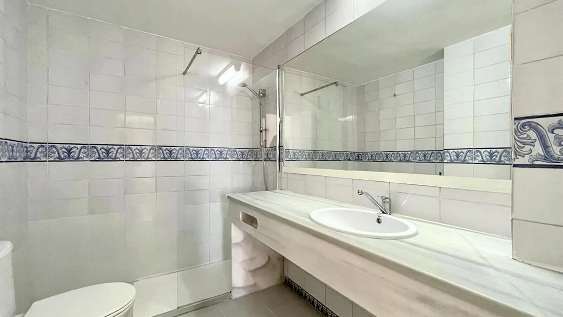 Beautiful Apartment In Roquetas De Mar With Shared Pool