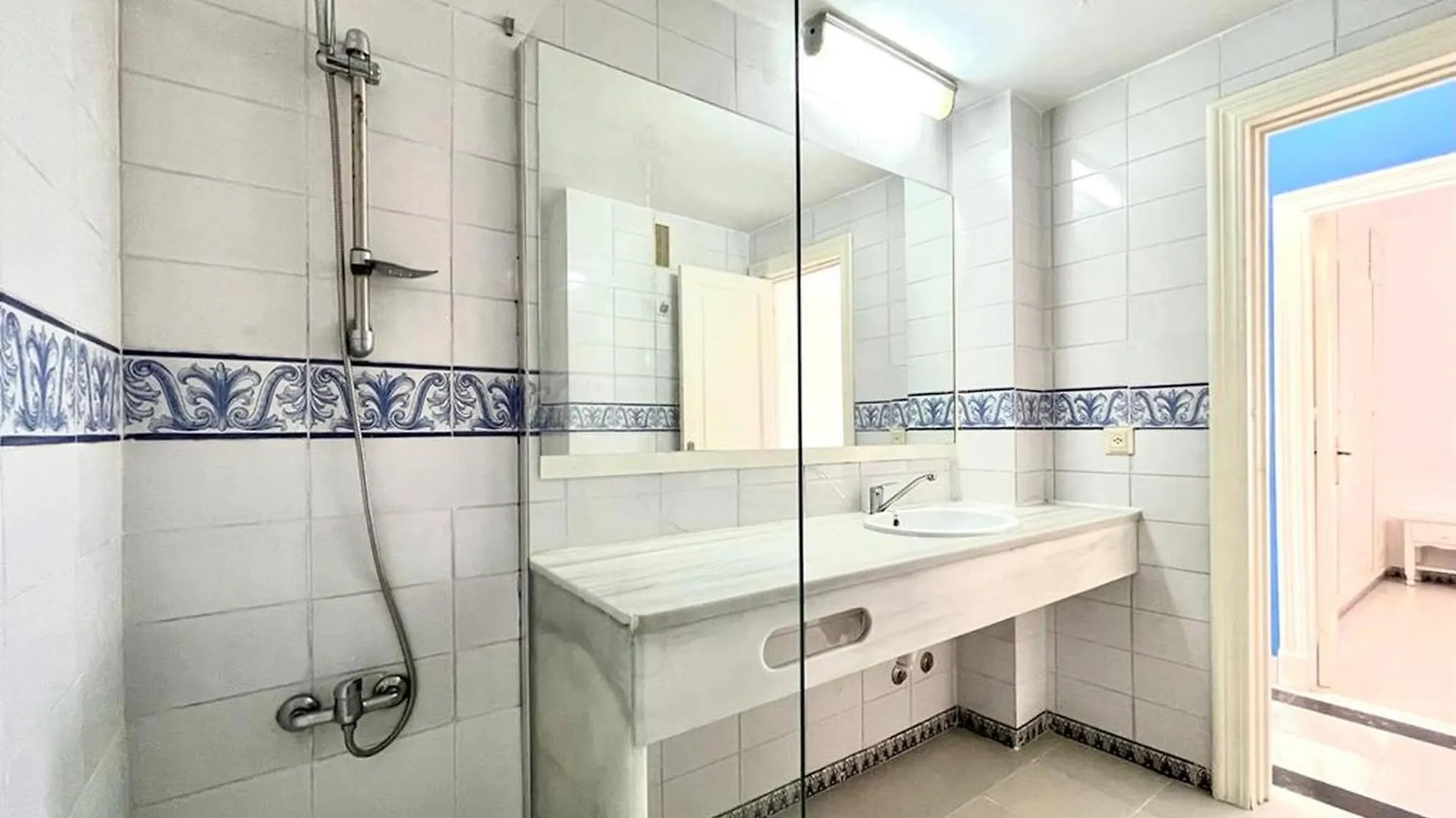 Beautiful Apartment In Roquetas De Mar With Shared Pool